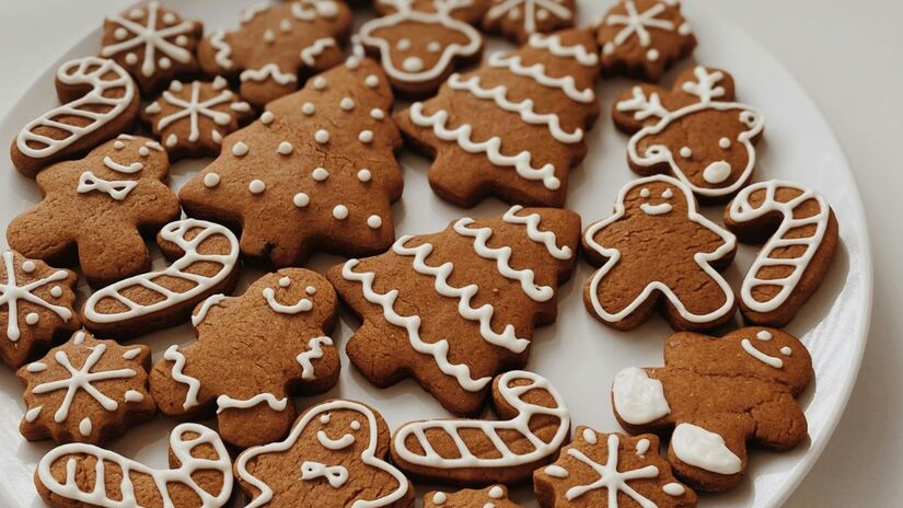 Além de deliciosos, os biscoitos de Natal são uma atividade perfeita para a família! Cortar em formatos natalinos e decorar com glacê é uma tradição que desperta a criatividade em todas as idades/Unsplash