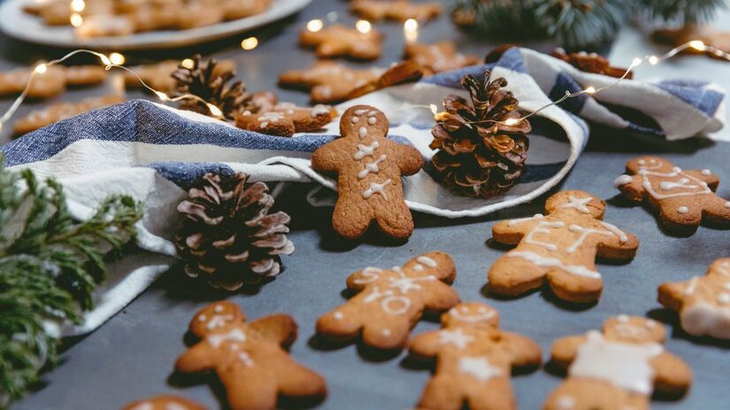 O sabor marcante do biscoito de Natal depende do equilíbrio entre especiarias. O gengibre dá o toque picante e o aroma característico, complementado pela canela e noz-moscada/Unsplash