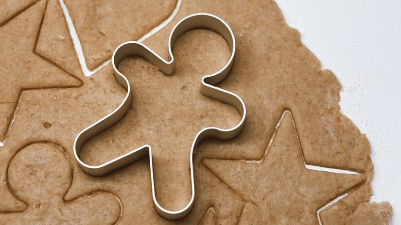 Além de serem uma sobremesa festiva, os biscoitos decorados podem ser transformados em presentes ou enfeites comestíveis para a árvore de Natal. Basta fazer um pequeno furo na massa antes de assar/Unsplash