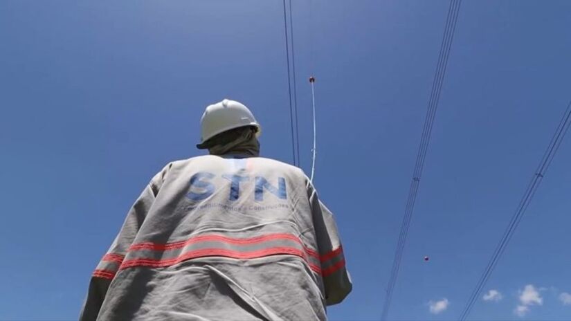 O nome é longo, mas a função é simples: proteger pilotos de aeronaves de pequeno porte. Se você as vê em rodovias, é porque ali é uma zona de voo baixo/Reprodução/YouTube