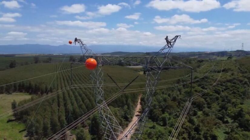 Fabricadas em materiais leves e resistentes, como fibra de vidro, essas esferas de 60cm não afetam a rede elétrica, mas salvam vidas. Elas são a vigilância silenciosa dos nossos céus/Reprodução/YouTube
