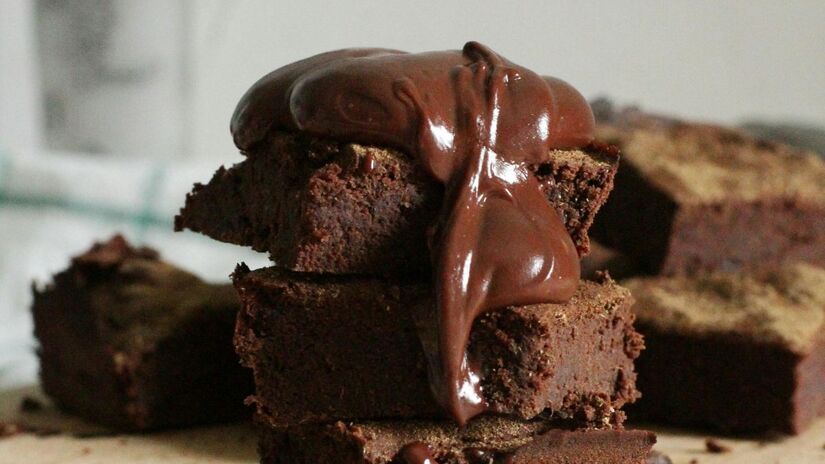 O bolo de chocolate é mais que uma sobremesa; é memória afetiva! Seu ingrediente principal, o cacau, já foi usado como moeda e é rico em antioxidantes, tornando-o um prazer ainda mais especial/Pexels