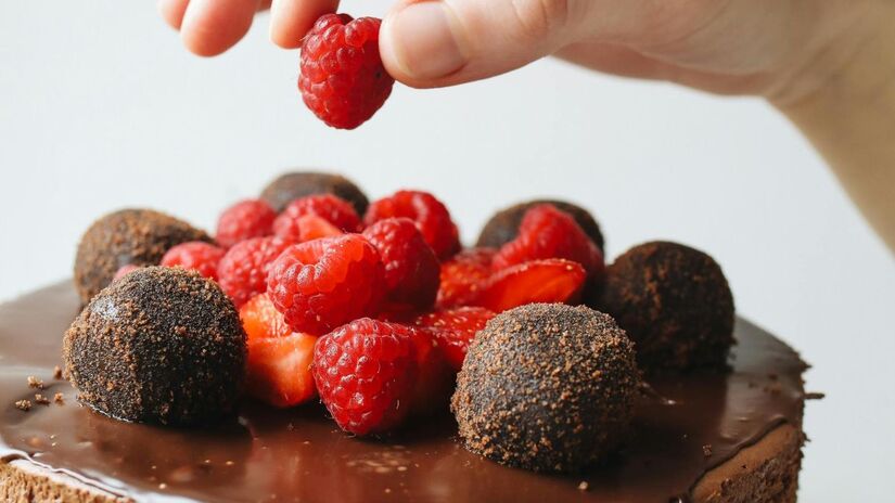 A tendência mundial na confeitaria é unir a massa úmida e macia de chocolate com toppings crocantes, como castanhas ou sucrilhos. Experimente esse contraste delicioso/Pexels