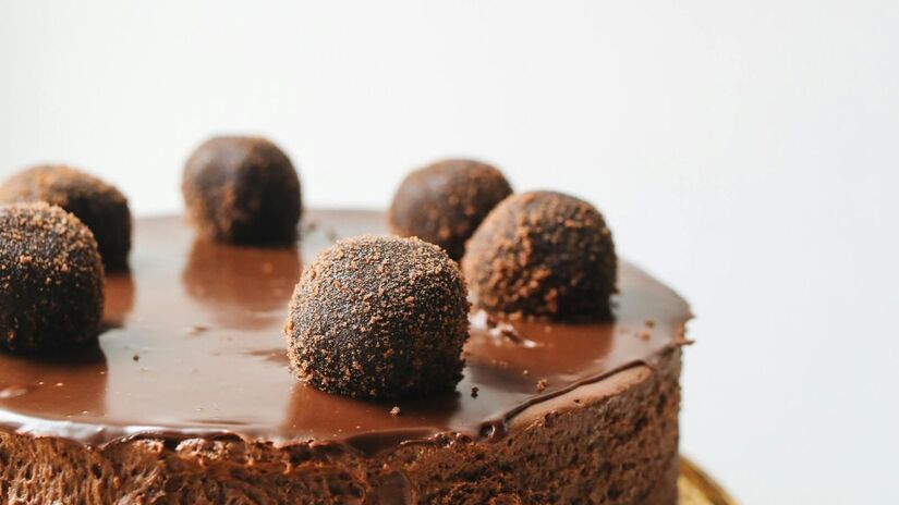 Combinação perfeita: um bolo de chocolate úmido (como o lava cake) é ideal para ser servido com sorvete de creme ou frutas vermelhas frescas. O choque de temperaturas eleva a degustação/Pexels