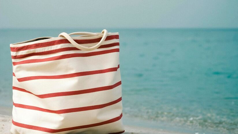 Esqueça o peso e o volume das caixas rígidas! As novas bolsas térmicas são extremamente leves e muitas são dobráveis. Quando vazias, cabem na sua mochila, facilitando o transporte e o armazenamento em casa/Freepik