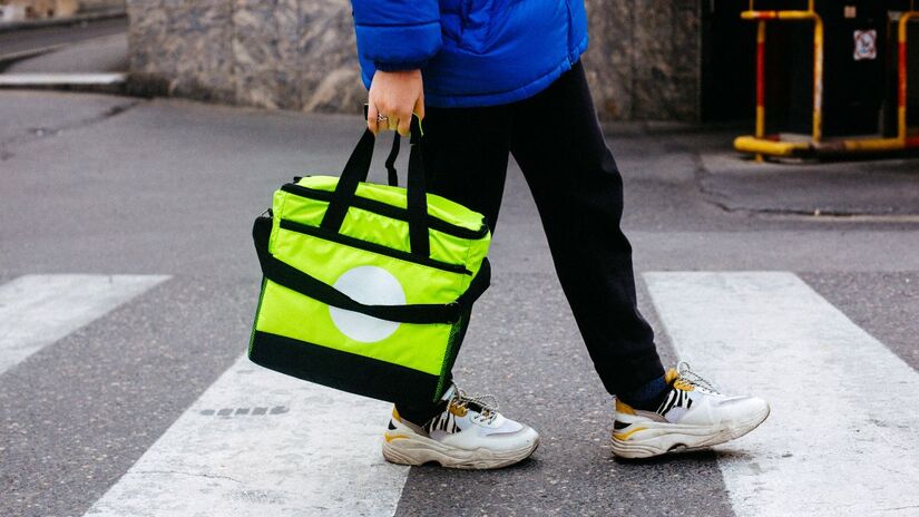 Fabricadas com materiais como lona reciclada e algodão orgânico, essas bolsas oferecem um isolamento térmico eficaz, mantendo o frio por horas, mas com um impacto ambiental muito menor que o isopor e o plástico/Freepik