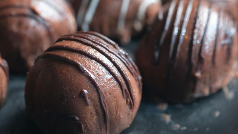 O bombom de panetone chegou para provar que os clássicos podem ser transformados. Feito com uma base de chocolate amargo e recheio com frutas cristalizadas e essência, ele tem o sabor tradicional do panetone em uma versão fácil de fazer/Pexels