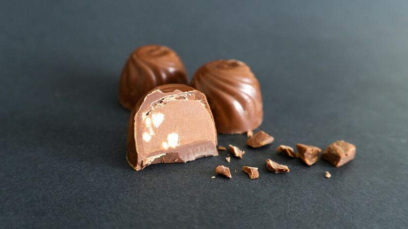 Você sabia que é possível unir a crocância do chocolate à textura e ao aroma do panetone em um único doce? A chave está em misturar frutas cristalizadas e essência de panetone ao recheio de trufa. É a sobremesa perfeita para inovar no Natal sem abrir mão do sabor clássico/Pexels