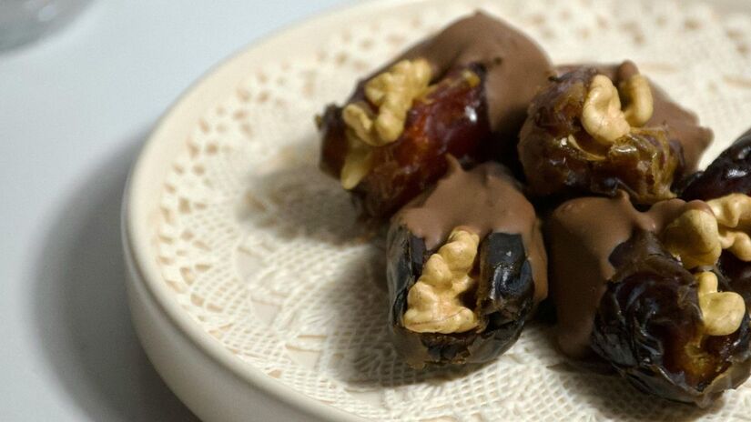 O toque de panetone neste bombom é dado pela adição da essência e das frutas cristalizadas ao chocolate meio amargo derretido. Essa combinação transforma um simples bombom em uma delícia sofisticada e super temático para o Natal/Pexels