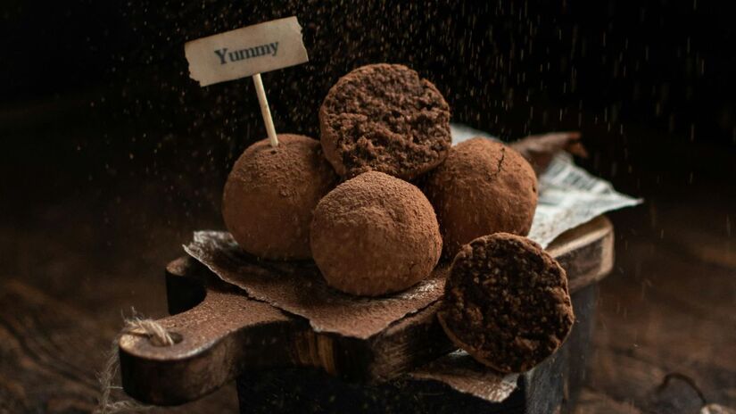 Além de ser uma sobremesa incrível, o bombom de panetone é uma ótima opção para presentes comestíveis. Coloque em forminhas decoradas e embale em caixinhas artesanais. É um mimo delicioso e feito com carinho/Pexels