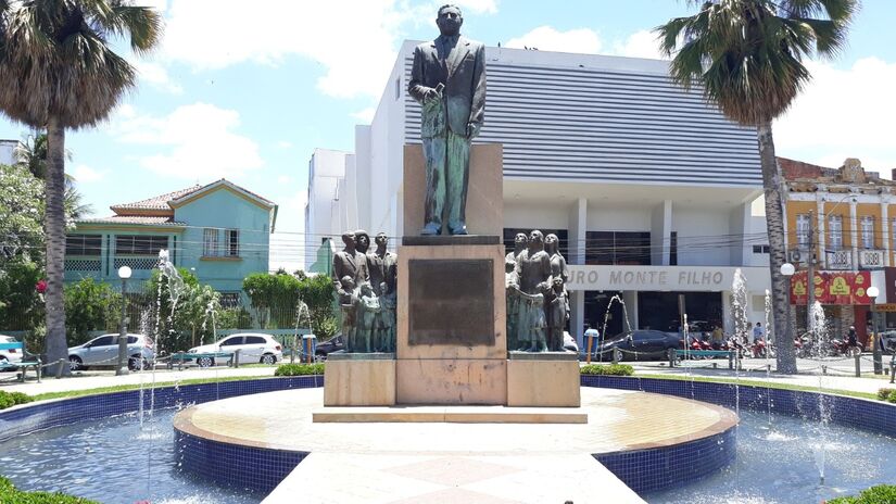 Centro de Mossoró: de um lado, a visão da estátua Dix-Sept Rosado na Praça Vigário Antônio Joaquim e o Teatro Lauro Monte Filho e ao fundo / Marcos Elias de Oliveira Júnior/Wikimedia Commons