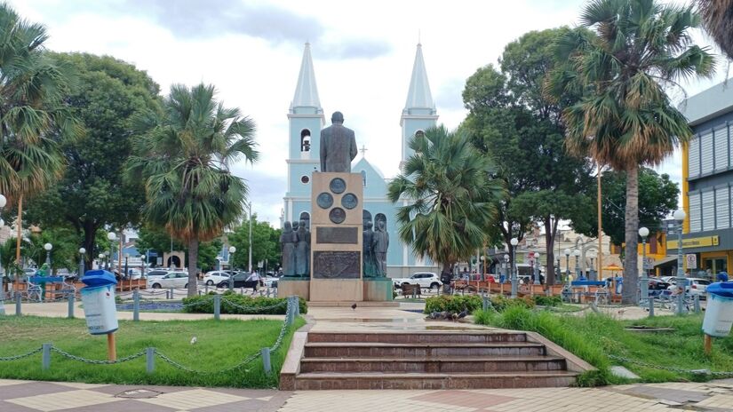 Centro de Mossoró: do outro lado, a visão da Praça Vigário Antônio Joaquim, com o busto de Dix-Sept Rosado e, ao fundo, a Catedral de Santa Luzia / Marcos Elias de Oliveira Júnior/Wikimedia Commons