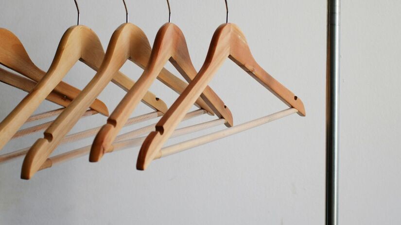 Os cabides de madeira podem ter uma segunda vida! Sua estrutura curva e robusta é perfeita para ser reaproveitada como base escultural em projetos de mobiliário criativo/Unsplash
