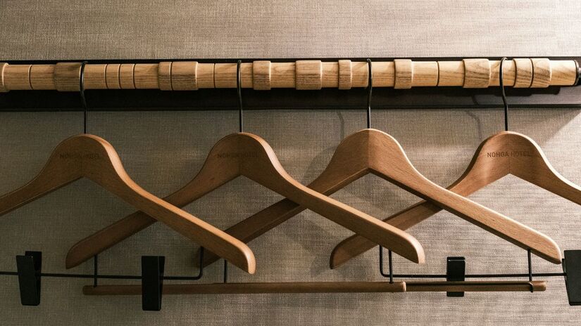 Ao invés de descartá-los, use cabides de madeira para criar um design de baixo custo. Quatro peças bastam para montar a base de uma mesa de centro única e elegante/Unsplash