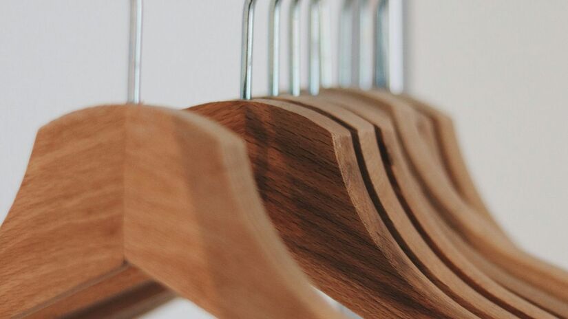 A vantagem do cabide de madeira é seu formato pré-existente. Unindo quatro unidades, você obtém uma geometria sofisticada que é difícil de replicar com outros materiais simples/Unsplash