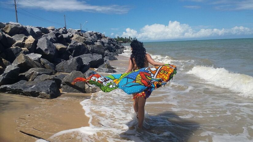 A canga não fixa bem na areia e levanta com o vento, o que pode causar incômodo e sujeira durante o banho de sol/Pixabay