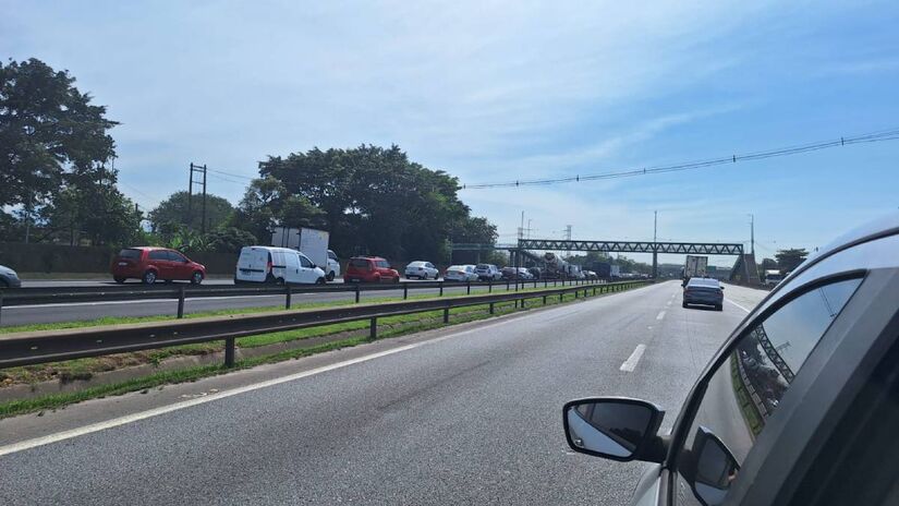 A Avenida Martins Fontes, no bairro do Saboó, ficou marcada por um enorme congestionamento, que se estendeu até a divisa com Cubatão/Luana Fernandes - DL