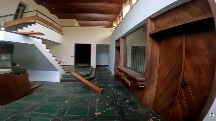 A falta de consenso entre os herdeiros fez com que o local permanecesse vazio / Reprodução/Lucão YT