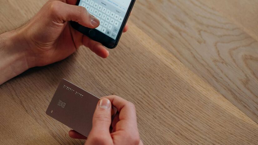 O cartão de crédito e débito não representa uma extensão da sua renda. Ele é apenas uma ferramenta de pagamento. Gaste apenas o que você já tem em conta ou o que pode pagar/Pexels