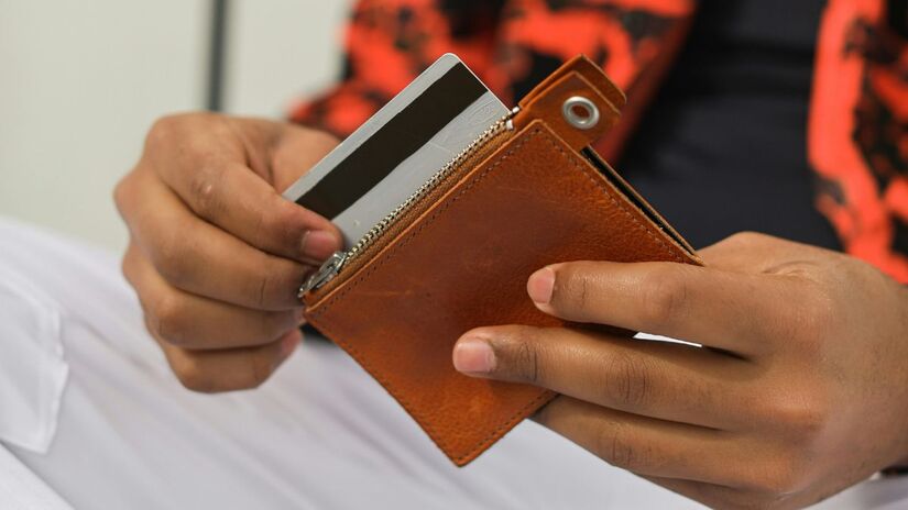 Pagamentos por aproximação são rápidos, mas essa rapidez elimina a pausa para reflexão. Tente anotar mentalmente cada transação ou defina alertas de gasto no seu aplicativo bancário/Pexels