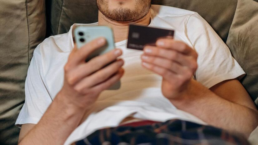 Não olhe apenas o limite do seu cartão. Olhe para o seu orçamento mensal. Use o cartão apenas para compras já previstas e acompanhe os gastos regularmente para evitar surpresas na fatura/Pexels