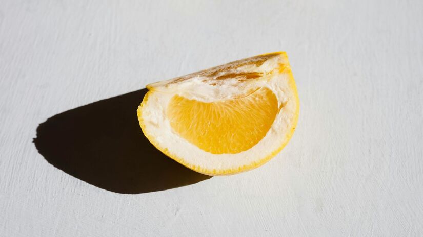 Cascas de laranja fervidas liberam óleos essenciais que criam um aroma cítrico e fresco na casa, sem químicos artificiais/Pexels