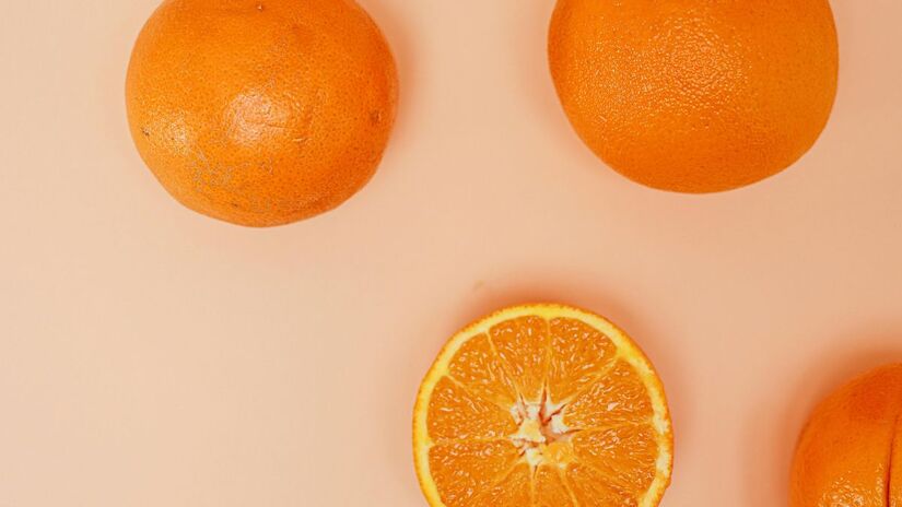 Ao ferver as cascas com canela, o vapor atua eliminando maus odores e purificando o ar de espaços fechados/Pexels