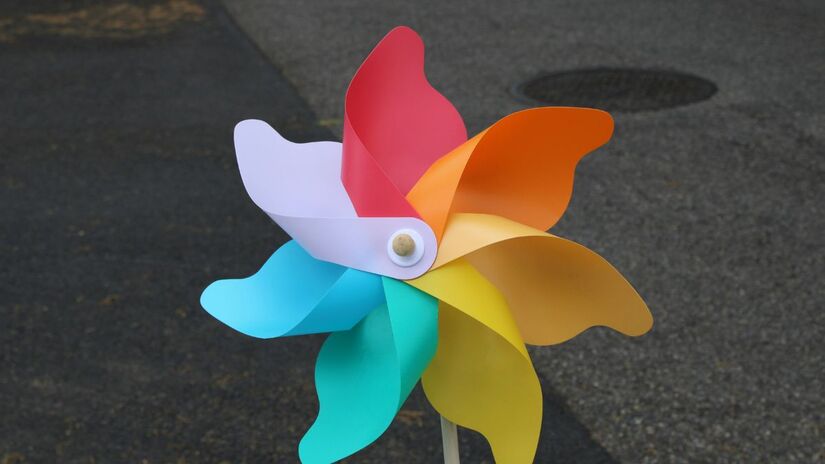 Usar cata-ventos ajuda a manter as aves afastadas, protegendo móveis e estruturas de casa de dejetos corrosivos/Unsplash