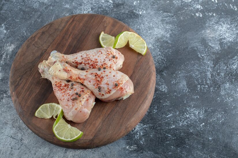 Coxa e sobrecoxa também é uma opção barata para ceia de Natal (Freepik)