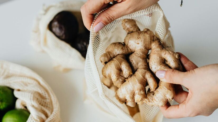 A maior parte dos estudos sobre a eficácia do gengibre utiliza pó da raiz seca em cápsulas. Se for usar a raiz fresca, o efeito pode ser diferente, mas é seguro para usos cotidianos/Pexels