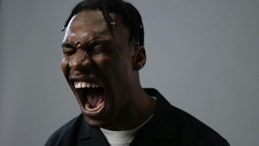 Irritabilidade e ansiedade podem ser combatidas pela alimentação! Nutricionistas revelam que alimentos como chocolate amargo e aveia estimulam a produção dos hormônios da felicidade/Pexels