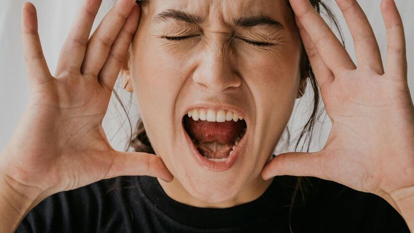 Peixes gordurosos como salmão e sardinha, ricos em ômega-3, fortalecem as células cerebrais e têm sido associados a menos sintomas de mau humor e depressão/Pexels