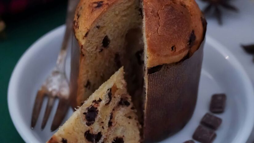 Se o seu chocotone estiver seco, tostar as fatias na frigideira com uma fina camada de manteiga é o segredo. O calor derrete o chocolate e cria uma crosta crocante, revivendo o sabor e a textura/Unsplash