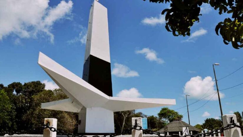 A origem do termo 'onde o sol nasce primeiro' vem do ponto mais oriental das Américas, conhecido como Ponta do Seixas, localizado na zona sul de João Pessoa. Por lá é abrigado o Farol do Cabo Branco, monumento histórico que se tornou símbolo da cidade (Turismo João Pessoa/Divulgação)