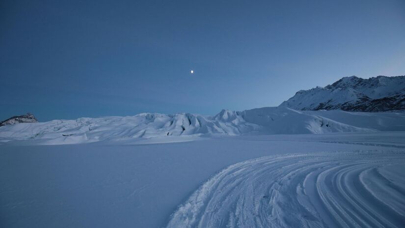 Em cidades como Utqiagvik, no Alasca, a Noite Polar pode durar mais de 60 dias. O fim da escuridão é um evento celebrado, marcando o retorno do Sol após um longo período de ausência no inverno/Pexels