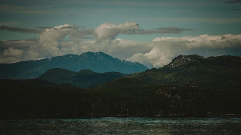 Mesmo durante a Noite Polar, as regiões não ficam em completa penumbra. Elas experimentam o crepúsculo civil, uma luz azulada que dura algumas horas por dia, antes do Sol estar visível/Pexels