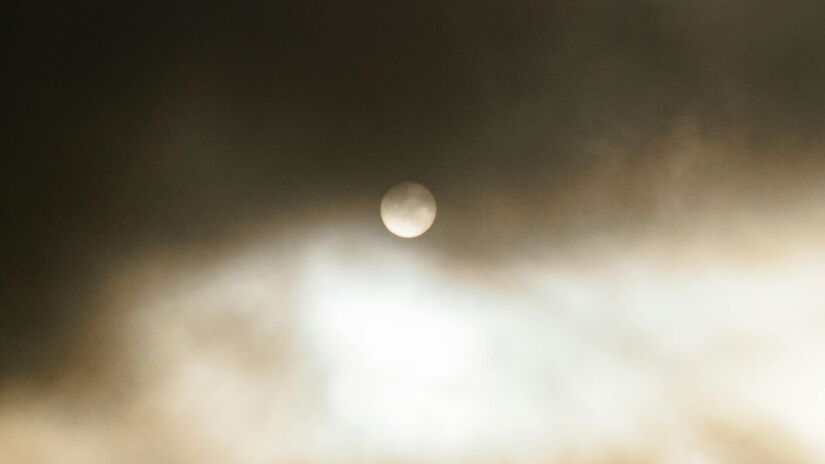 A Noite Polar é causada pela inclinação axial da Terra. Durante o inverno de cada hemisfério, o Polo se inclina para longe do Sol, impedindo que os raios solares alcancem a região por um período estendido/Pexels