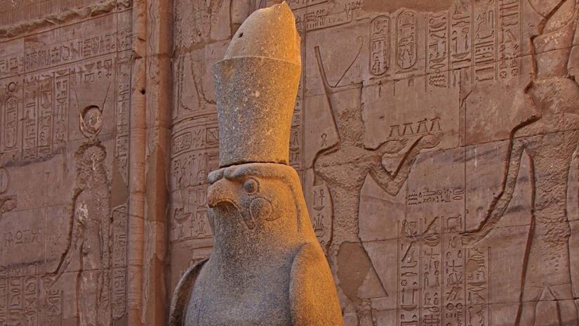 Pontos icônicos do deserto egípcio, as pirâmides permanecem como testemunhas da grandiosidade da civilização faraônica