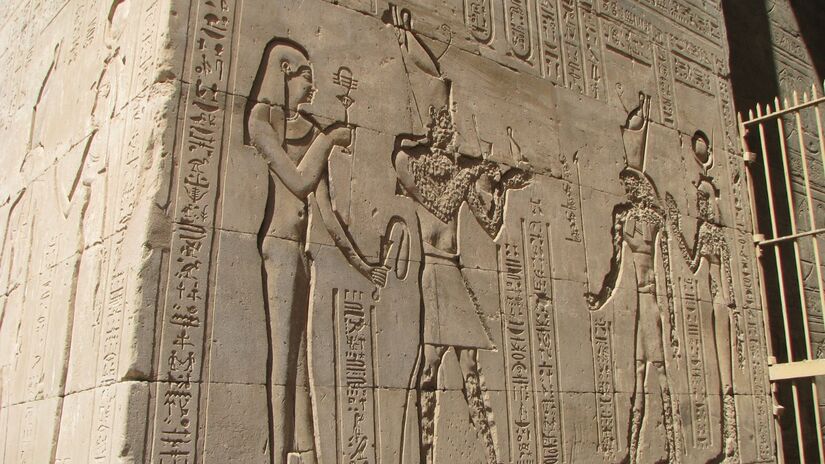 Paisagem das pirâmides recortando o deserto do Egito, onde história e mistério se encontram há milênios