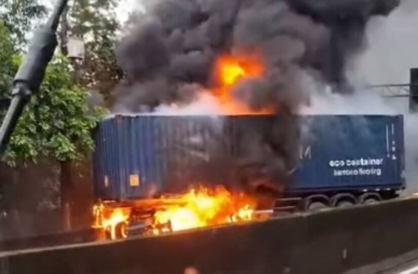 No final da tarde desta quinta-feira (27), um caminhão perdeu o freio e colidiu com outro veículo do mesmo tipo na Rodovia Anchieta/Reprodução

