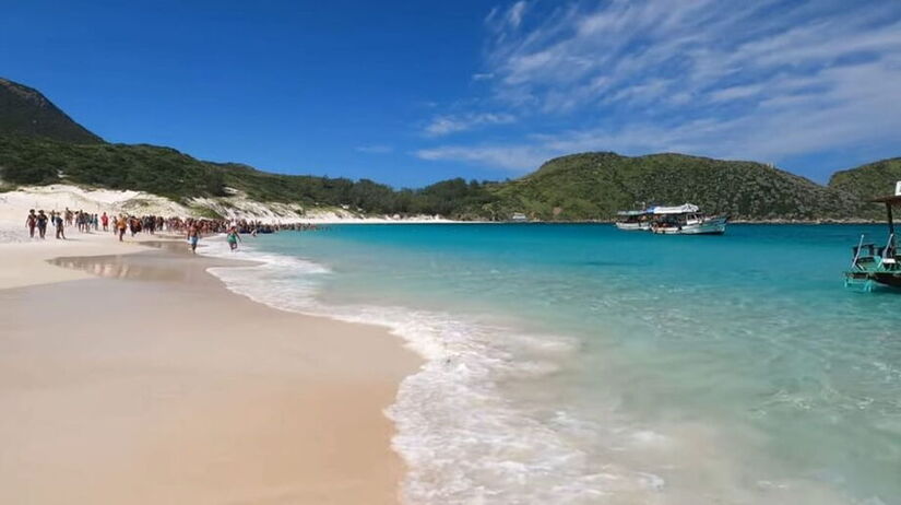 Mas aqueles que desejam se aventurar podem passear de barco pelas praias e grutas mais famosas da região