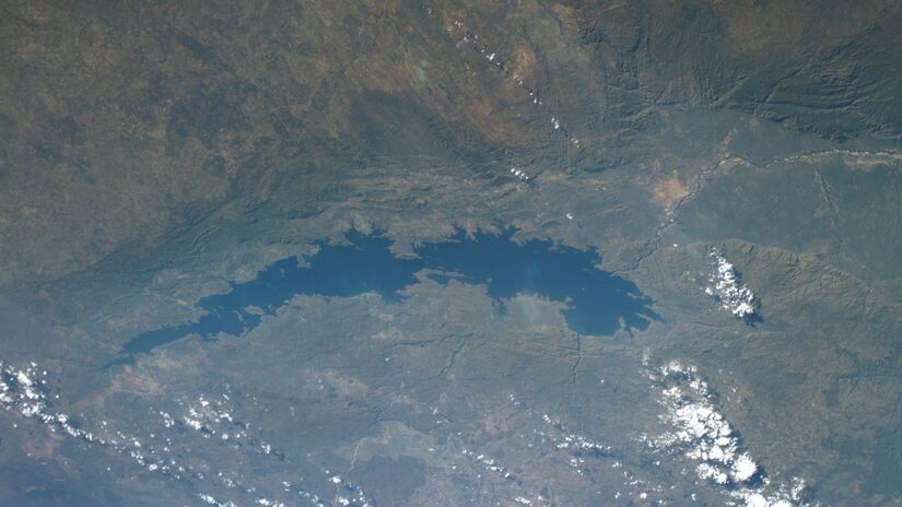 Vista do Lago Kariba, na Zâmbia e Zimbábue, a partir do espaço / Tripulação da Expedição 4 da ISS/Wikimedia Commons