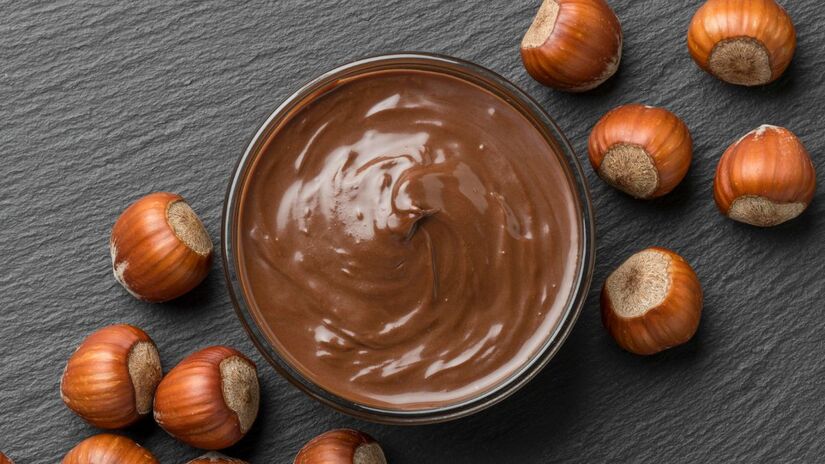 Cremoso e aveludado, leva leite condensado, gemas e a combinação perfeita de chocolate meio amargo e ao leite. Ideal para quem ama um doce sofisticado e fácil de fazer/Freepik