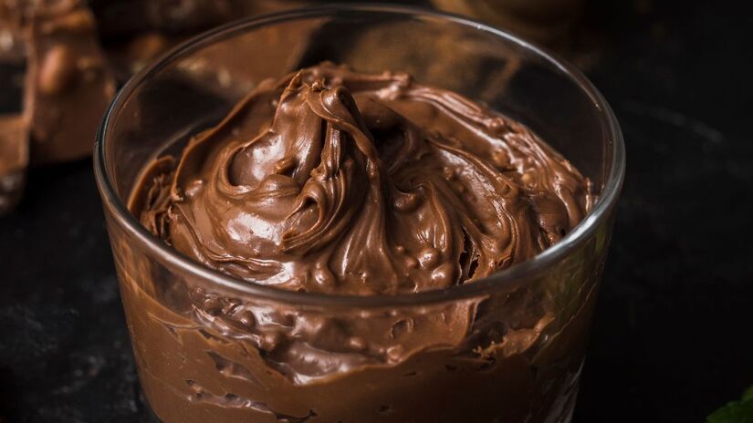 O segredo do Creme Bariloche está no cozimento suave e na adição da manteiga e das gemas peneiradas, que garantem a consistência profissional/Freepik