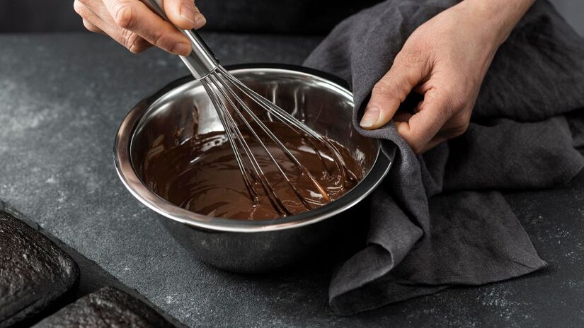 Para um sabor mais intenso, substitua parte do chocolate ao leite por um 70% cacau. Para quem tem restrições, use laticínios vegetais na versão sem lactose/Freepik