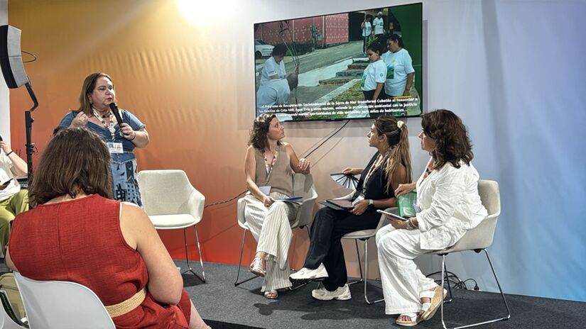 Neste segundo dia de COP30, Andrea Castro participou do painel 'Redução de superpoluentes: boas práticas de governos locais da Argentina e Brasil em territórios sustentáveis' (Divulgação/PMC)