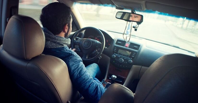 Tecnologia da Ford reconhece placas e exibe o limite no painel em tempo real / Fotos: Freepik