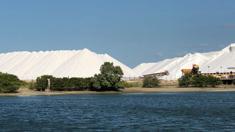 Dunas de Sal: as montanhas de sal das salinas de Galinhos brilham como neve sob o sol forte e são um dos cartões-postais mais surpreendentes da vila potiguar/ Gresasc/Wikimedia Commons