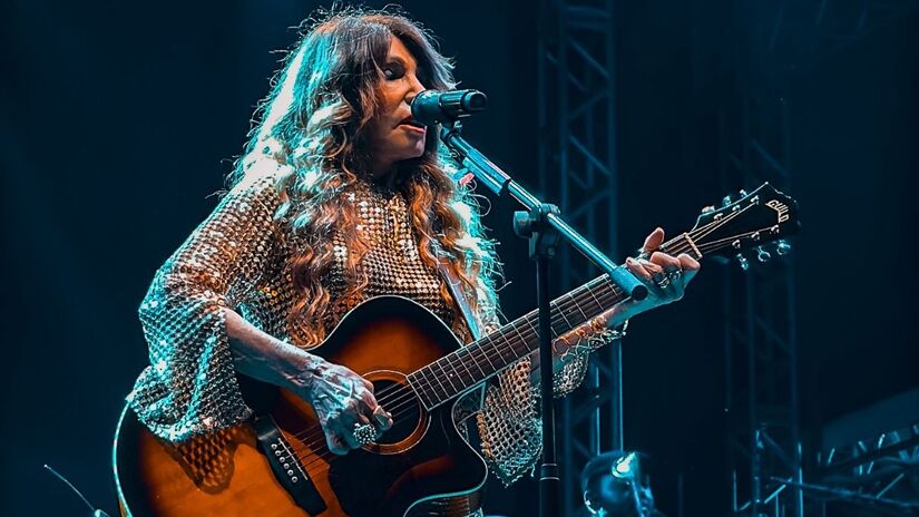 Elba Ramalho é uma das maiores representantes da música nordestina no Brasil. Sua voz potente e carisma imortalizaram ritmos como o forró, o frevo e o baião para diversas gerações/Reprodução/Instagram