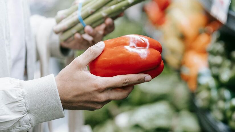 A dificuldade em preencher as 350 mil vagas abertas no varejo gera consequências diretas para o cliente, como o aumento do tempo de espera nas filas e a reposição mais lenta de produtos nas prateleiras/Pexels